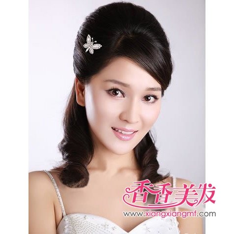 发型+简洁花朵,随意长发未作过多修饰