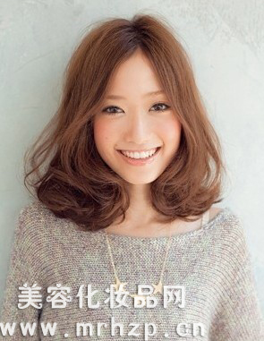 首页 流行发型 梨花头 优雅的中发梨花烫 中发梨花烫图片(2)