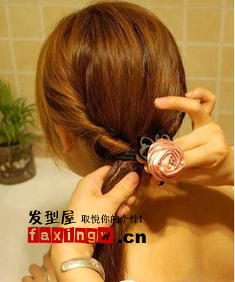 2012女生最流行的发型长发如何梳能展示最佳
