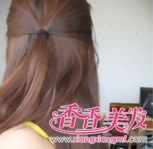 最漂亮的适合女生扎起来的社会(3)拿起一缕头发向后挽起后侧的小女摇视频教学视频教学发型生图片