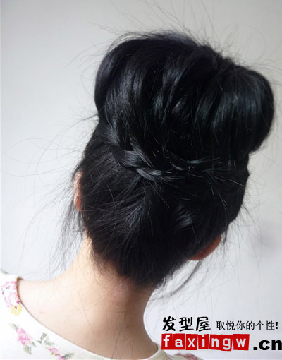 <em>怎样扎头发好看</em>图解+手把手教你扎<em>头发</em>的方法