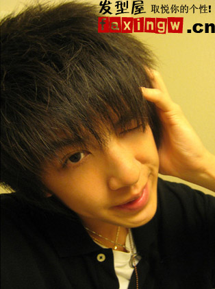 帅气<em>男生中分</em>发型 <em>男生</em>中发发型(4)