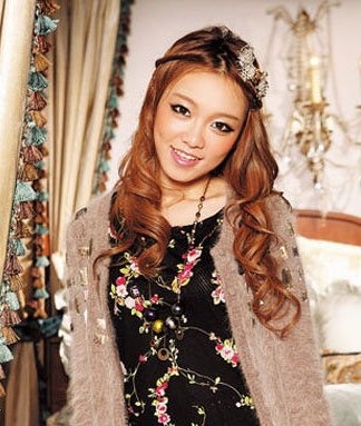 美女<em>小卷头发</em>怎样扎头<em>小</em>卷发<em>扎法</em>年轻美丽让你