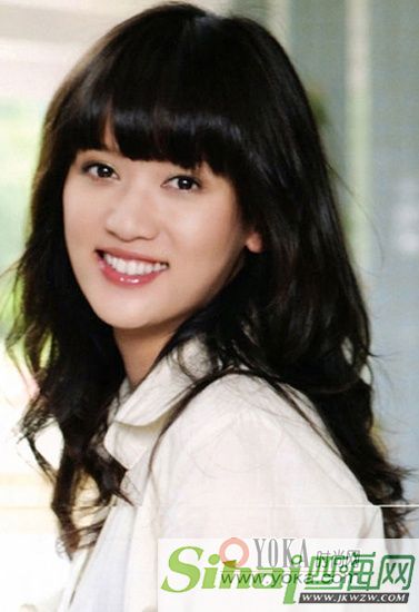 可爱的黑色齐刘海卷发 齐刘海卷发发型给人自