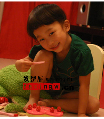 <em>小孩蘑菇头发型</em> <em>儿童蘑菇头发型</em>是什么样的(2