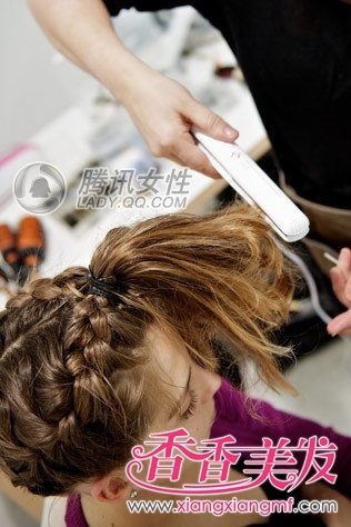 欧美<em>扎发</em>技巧讲解 <em>最简单</em>又好看<em>的扎头发</em>(2)