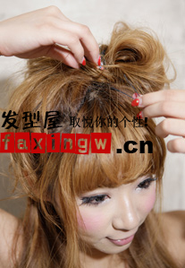 怎样梳出<em>简单</em>好看的发型 可爱<em>漂亮发型梳法</em>解