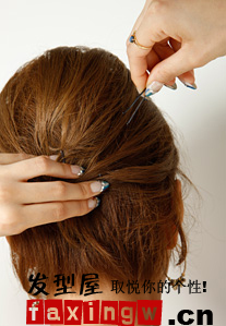 怎样梳出简单<em>好看</em>的<em>发型</em> 可爱漂亮<em>发型梳法</em>解