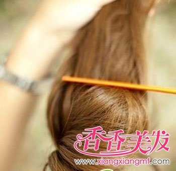 单的<em>蓬松</em>发型扎法详解 教我如何<em>扎蓬松头发</em>(2