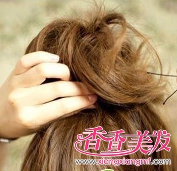 单的<em>蓬松</em>发型扎法详解 教我如何<em>扎蓬松头发</em>(2