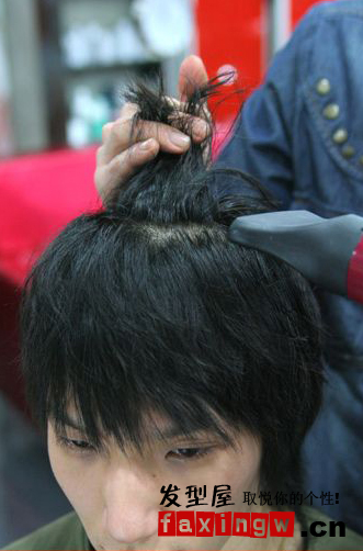 <em>男生</em>把<em>头发</em>吹弄<em>蓬松</em>的方法(2)