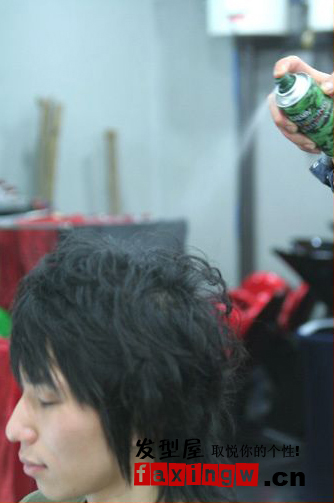 <em>男生</em>把<em>头发</em>吹弄<em>蓬松</em>的方法(10)