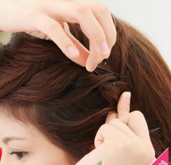短发 美丽的短发diy发型(2) 第三步:短发刘海采用三股辫编织成 编发图片