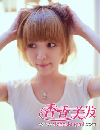 用双手轻轻的抓抓<em>头发</em>的<em>根部</em>