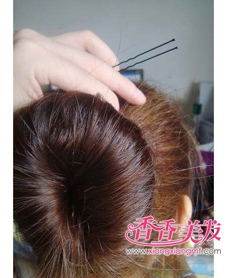 个性的<em>头发</em>短<em>怎么梳花苞头</em>图解 演示苞苞头短