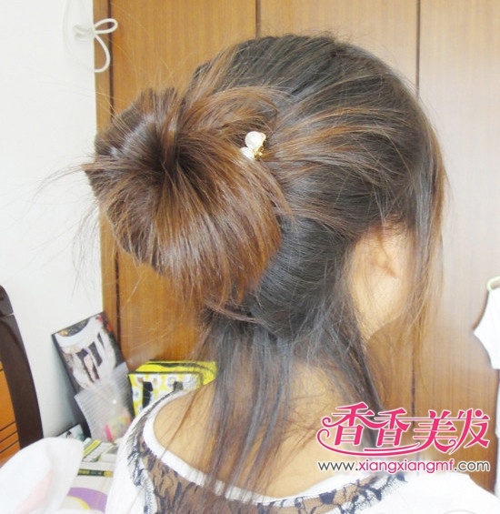 个性的<em>头发</em>短<em>怎么梳花苞头</em>图解 演示苞苞头短