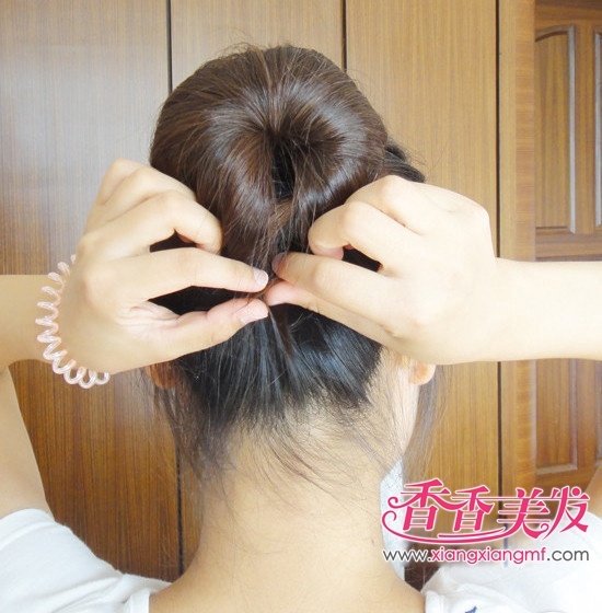 个性的<em>头发</em>短<em>怎么梳花苞头</em>图解 演示苞苞头短