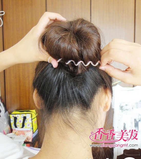 个性的<em>头发</em>短<em>怎么梳花苞头</em>图解 演示苞苞头短