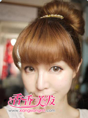 流行美饰品梳头<em>方法</em> <em>女生梳头发的方法</em>解析