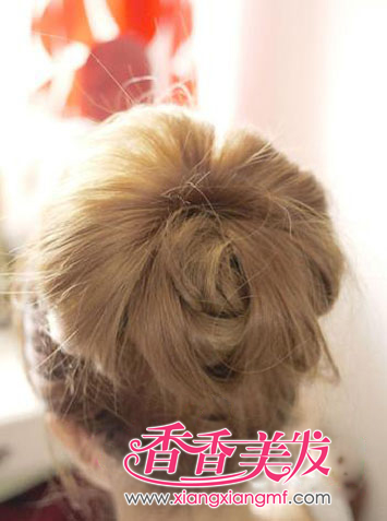 流行美饰品梳头<em>方法</em> <em>女生梳头发的方法</em>解析