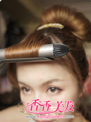 流行美饰品梳头<em>方法</em> <em>女生梳头发的方法</em>解析(4