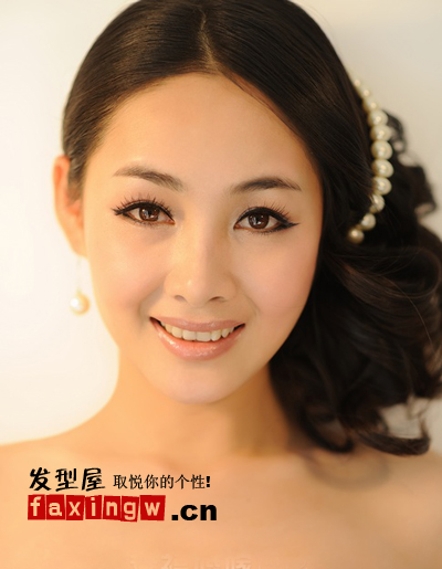 潮流韩式新娘发型中分 <em>韩版</em>新娘发型<em>图片</em>展示