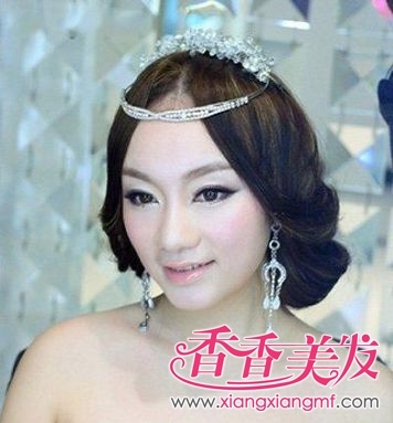 潮流韩式新娘发型中分 韩版新娘发型图片展示