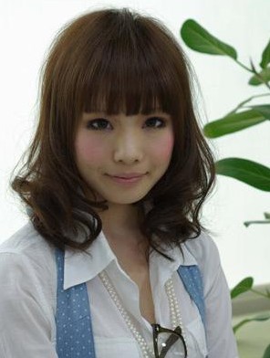 青春的齐刘海卷发发型图片展览