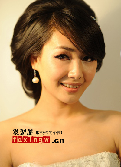最近流行的发型_最近流行婚纱发型(3)